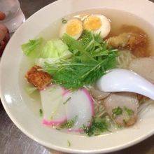 五目らーめん　ちくわや揚げワンタンが面白い