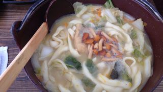 雲のような形のドーム？中がとっても広くて、ほうとうが最高に美味しかった