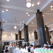 郵便局の局内はレトロ調です。