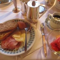 朝食はパン、チーズ、ヨーグルト、ミルク、卵、ハム、ベーコン、