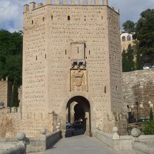 都に入るための頑丈な門