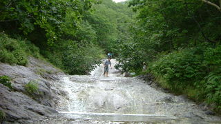 滑らかな岩肌をさらさらと流れる川は、ゴムサンダルで歩いて上りました