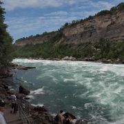 ダイナミックな水の流れに沿って歩く　＠White Water Walk（ナイアガラ）