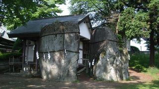 あんまり泣いて謝るので、もうここには帰って来ないという約束の手形を石に残したという昔話