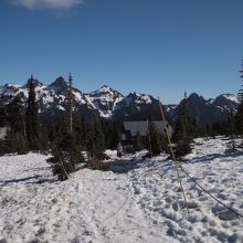 VC後方のTatoosh rangeも美しい（レーニアを背に