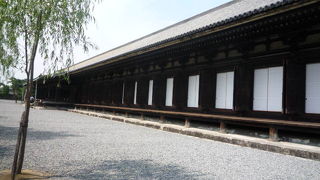 お庭が広く長い建物には、圧巻の長さでビル街とは違った異質な雰囲気