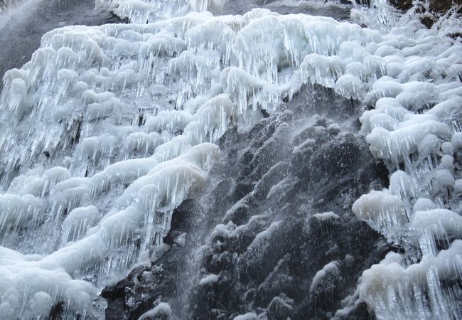 冬に凍る幻想的な滝