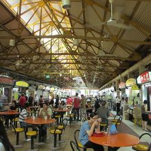 思ったよりお店の数が多かった！外側にもお店が並んでました。