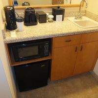 リビング横の電子レンジと冷蔵庫のウェットバー