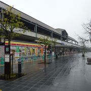 花園駅(京都府) --- 「山陰本線」にある駅です。近くには有名な寺院も。