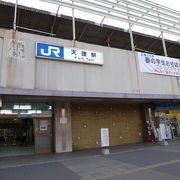 天理駅 --- 尋常ではない広さの駅前広場にビックリ！