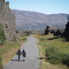 アルシングの開かれたところへ道は続いています。