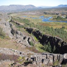 川を挟んでプレートが違います。