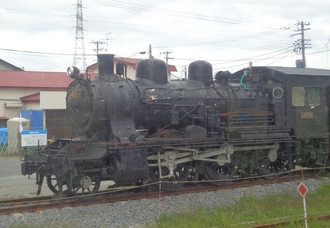 48640号機の機関車がある駅