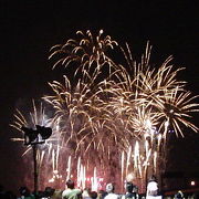 大阪と兵庫の街が協力して開催する花火大会