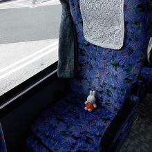 座席です。フットレストがあり、リクライニングも深いです。