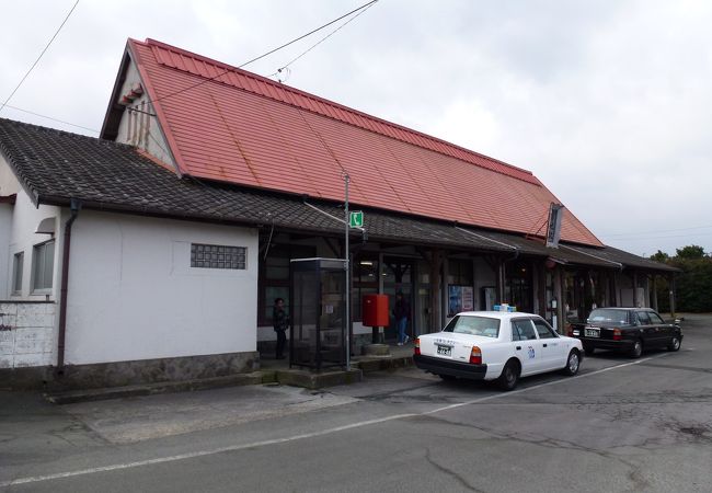 宮地駅 --- 阿蘇山を望む、どことなく山小屋のような駅です。