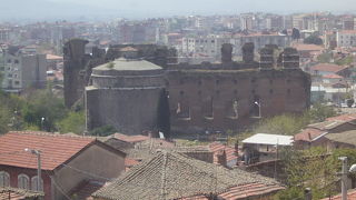 赤い建物です。