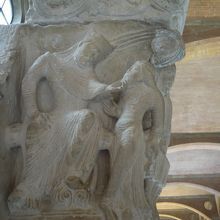ロマネスク柱頭彫刻の一つヘロデ王とサロメ。
