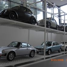 ポルシェにワーゲン。自慢げに並んでいる。