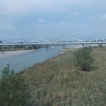 駅近くで渡る野洲川の景観
