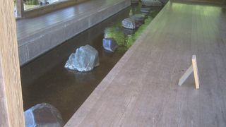 岡山後楽園 の流店です。これは、中央に水路を通じて、色彩に富んだ奇石６個を配した全国的にも珍しい建物