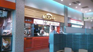 和洋中、いろんな味が楽しめるフードコートがあります。