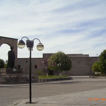 正面が博物館です。