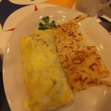 ベーコンとハレアカラ・スイスチーズのオムレツ