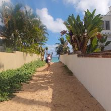 住宅の間をぬけるとビーチ