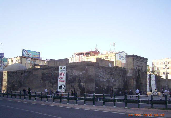 門の幾何学文様が素敵です。