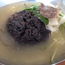 まっくろ葛冷麺。スープがシャーベット状なのがわかりますか？