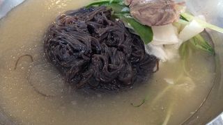 暑いハワイにぴったりの、シャーベット状の冷麺。