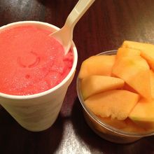 （左）絶品のグァバ・ソルベ　（右）カット・マンゴー