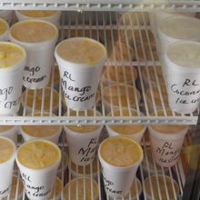 いろいろな種類のアイスクリーム、ソルベがあります。