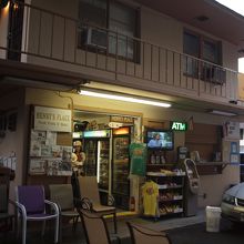 昔の駄菓子屋のような店構え。