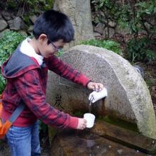 炭酸泉源の引かれている蛇口から温泉を注ぎ飲むことが出来ます