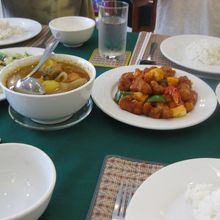 中華料理形式で次々と出てくる。