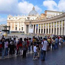 大聖堂に入るため広場にできた長い列