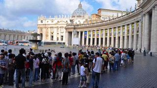 朝早く行っても広場は長い列ができていた