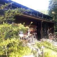 森の中のロッジ