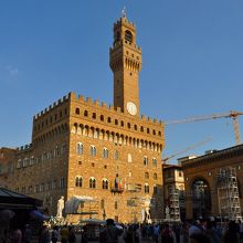 高さ９４メートルという鐘楼も目印になるヴェッキオ宮殿