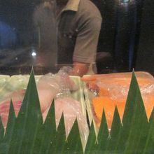 カウンターにはネタが並んでいる