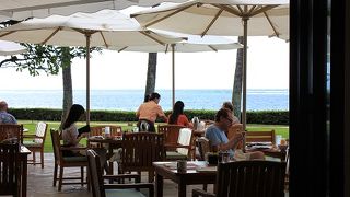 テラス席で海を眺めながらモーニング