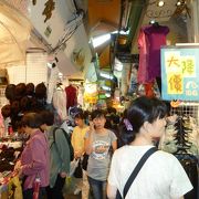 台湾駅と西門駅の間辺りにある、街中の市場。