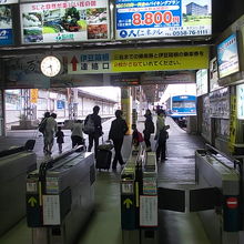 賑わいをみせる三島駅構内の様子