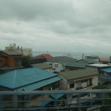 車窓から何とか海も望むことが出来ます