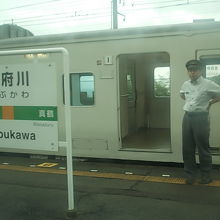 駅ホームと待ち合わせ中の対向列車
