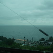 きれいに海を撮影するのは車窓からだと結構大変です