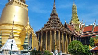 日本の寺院とまったく違う鮮やかな色彩